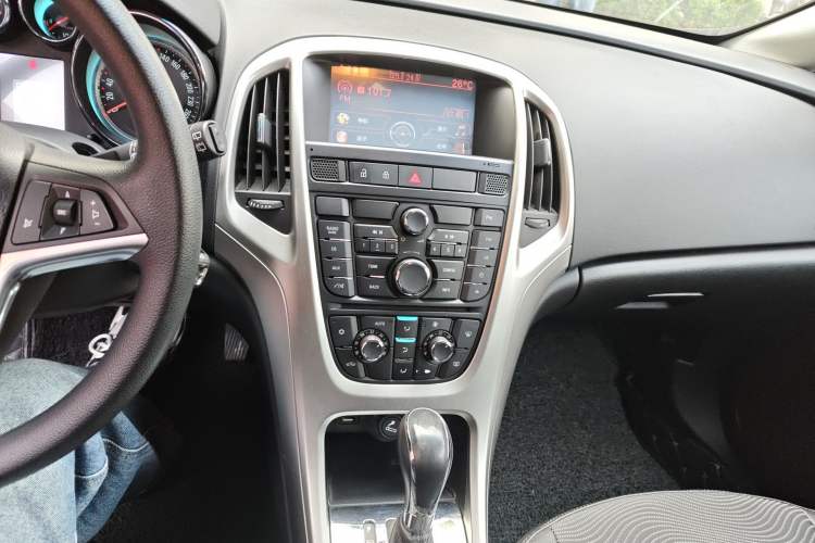 Used Buick GT 2014 XT 1.6L Automatic Fashion Edition Audio And AC Panel