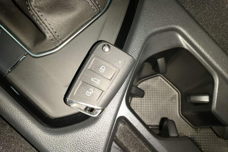 Used Volkswagen Tiguan L 2025 Model Outstanding Version 330TSI Automatic Two-Wheel Drive R-Line Longyao Edition
