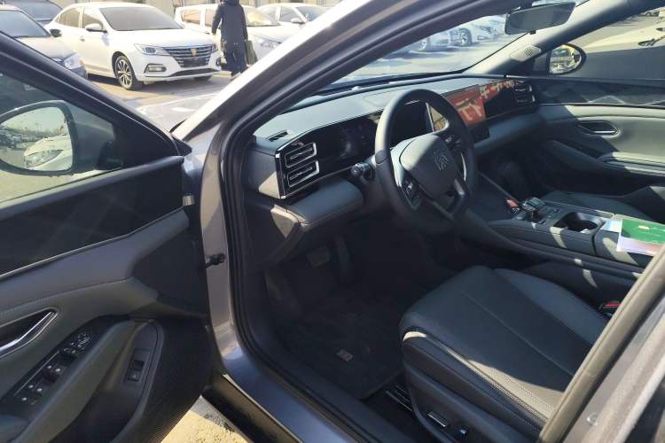 Used BYD Qin L 2025 DM-i Smart Drive 80KM Superior Model
