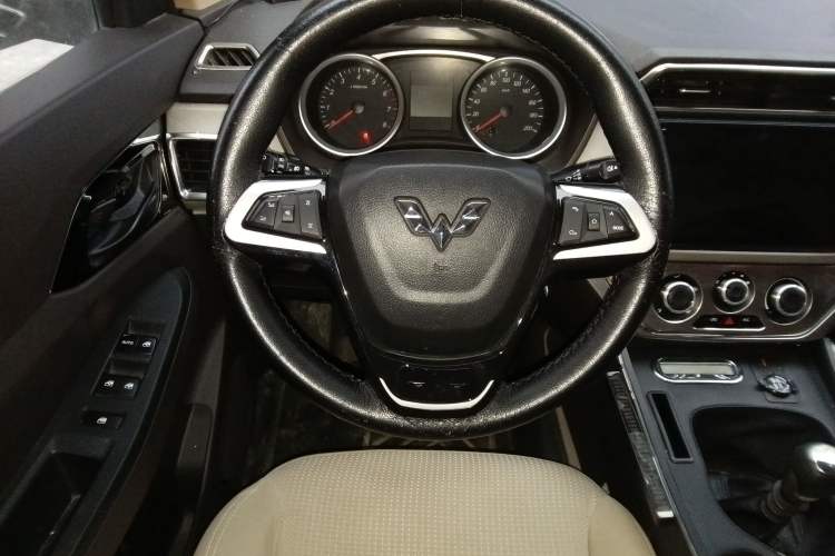 Used Wuling Hongguang 2019 1.5L S Standard Version China VI LAR Steering Wheel
