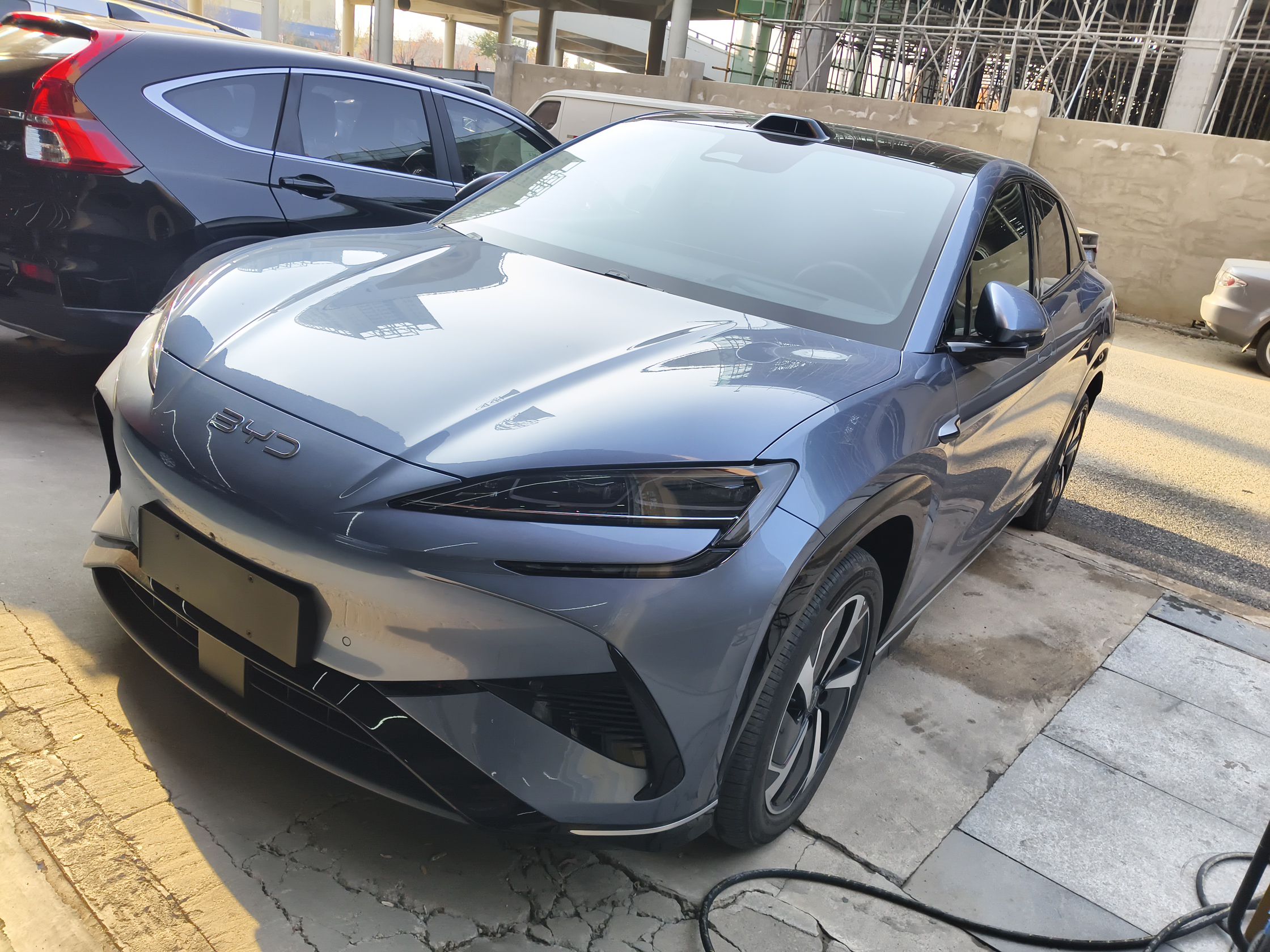 تحت مقدمة السيارة