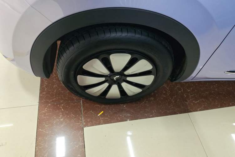 Used Wuling Bingo 2025 333 km Lingxi Deluxe Edition Left Front Wheel Hub