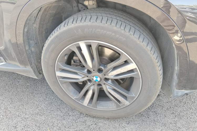 Used BMW X5 2017 xDrive35i Elegant Edition Right Front Wheel Hub