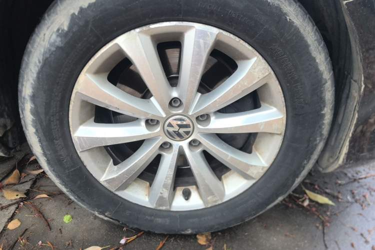 Used Volkswagen Magotan 2012 Revised Version 1.8TSI Leading Edition Right Front Wheel Hub