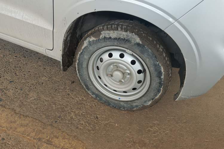 Used Wuling Hongguang V 2022 1.5L Jingqu Version Hydraulic Power Steering LAR Right Front Wheel Hub