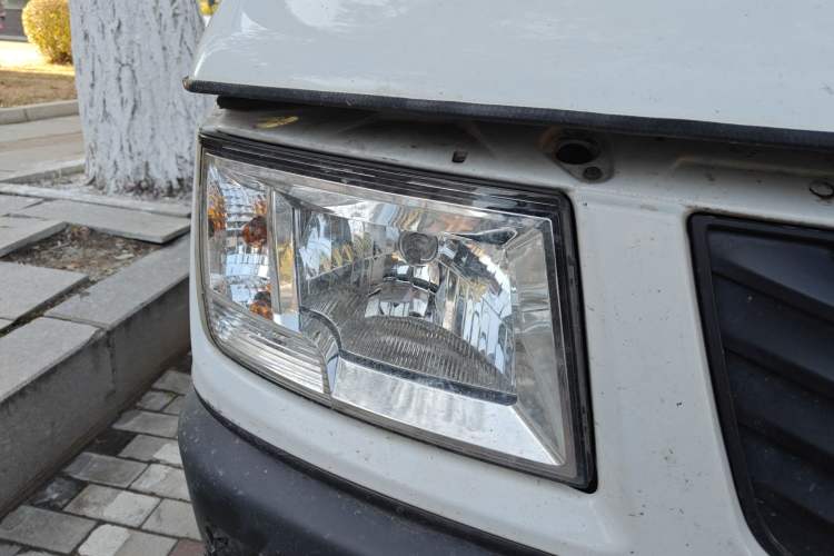 Used Iveco Daily 2020 2.8T V35 Box Truck with Dual Tires Mid-Roof Design 3 Seats Emission Standard China V