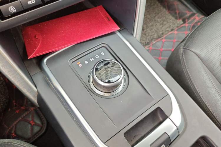 Used Land Rover Discovery Sport 2018 240 PS SE Version Gear Lever