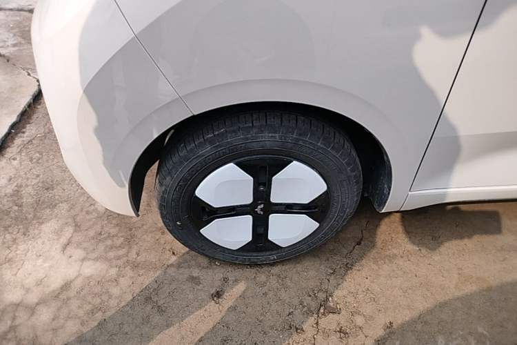 Used Wuling Hongguang MINIEV 2024 3rd Generation 215km Advanced Version Left Front Wheel Hub