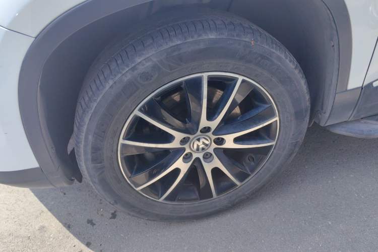 Used Volkswagen Tiguan 2013 1.8 TSI Automatic All-Wheel Drive Luxury Model Left Front Wheel Hub