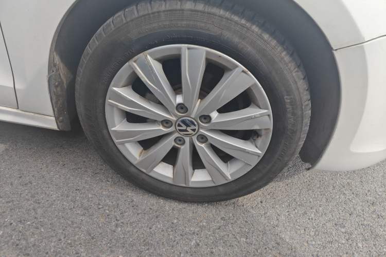 Used Volkswagen Sagitar 2014 1.6L Automatic Comfort Model Right Front Wheel Hub