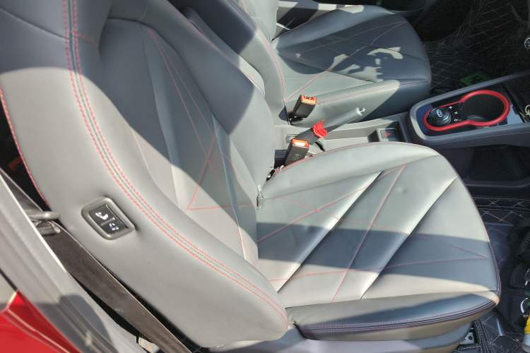 Used Chery Little Ant 2022 Restyled Version Sweet Pink Edition Low-Sugar Version Lithium Iron Phosphate Battery 30.7 kWh 30 kW 301 km Right Front Seat