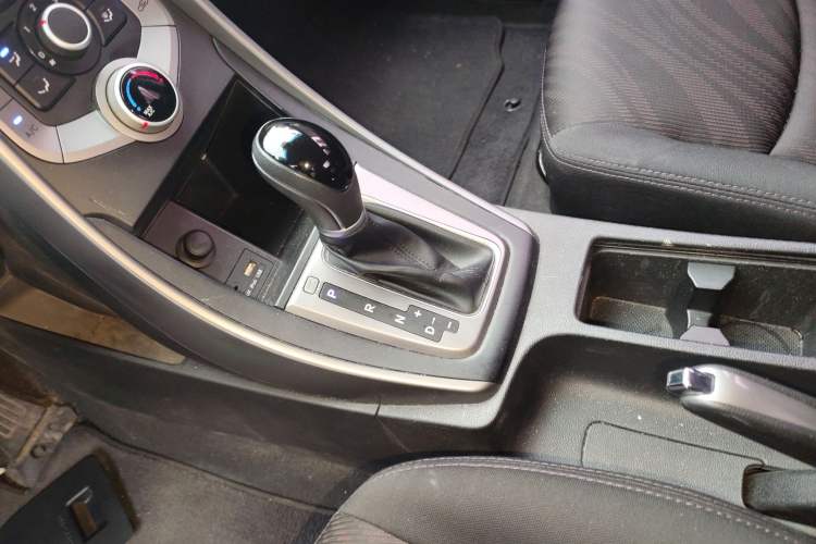Used Hyundai Elantra (5th Generation / Langdong) 2016 1.6L Automatic Smart Version Gear Lever