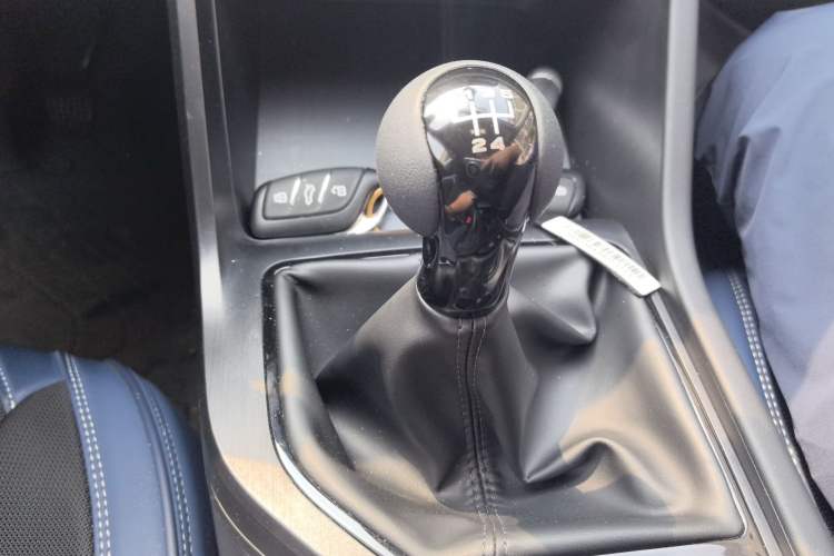 Used Roewe i5 2026 Model 1.5L Manual Comfort Version Gear Lever