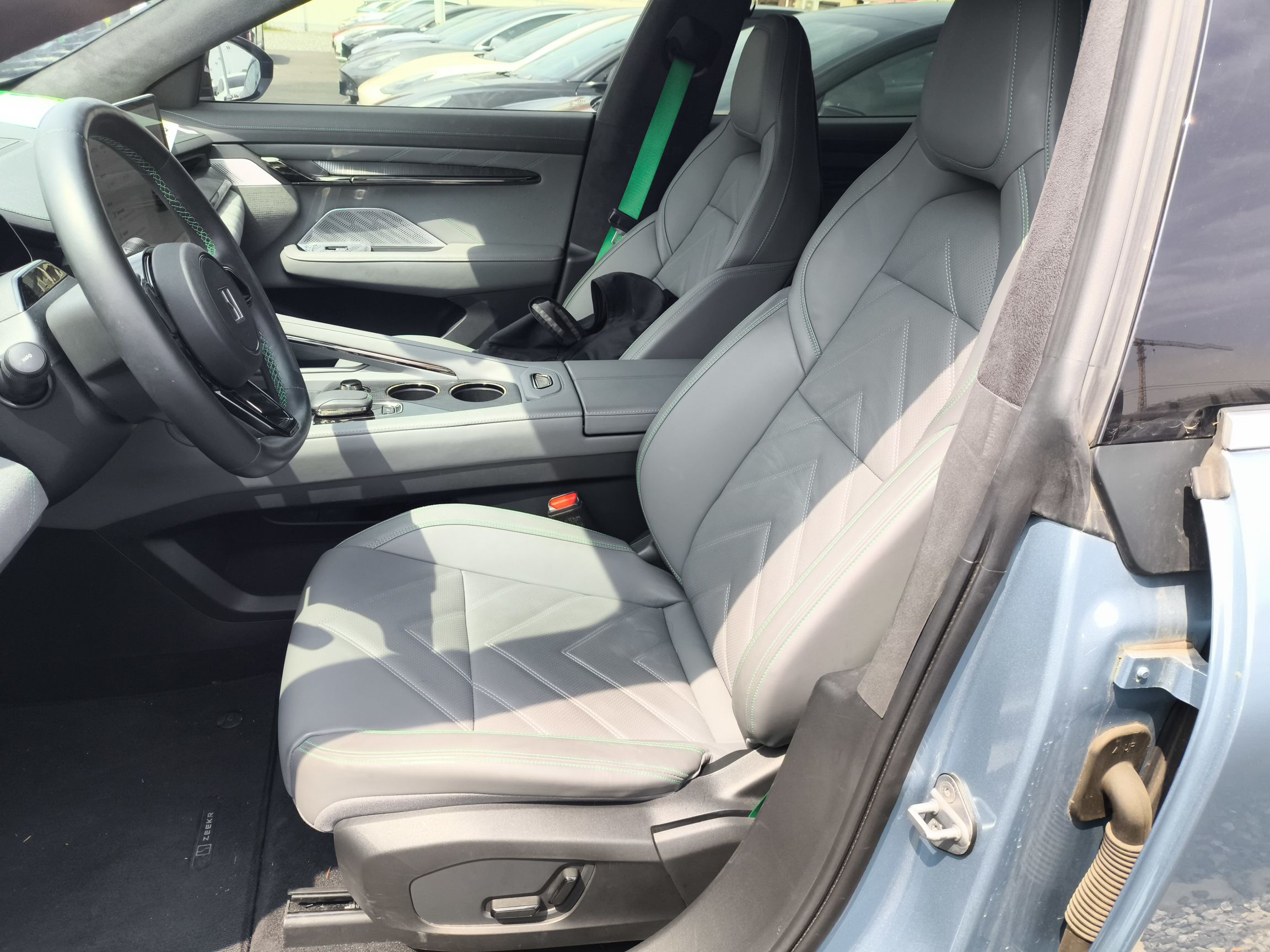 Переднее сиденье в автомобиле