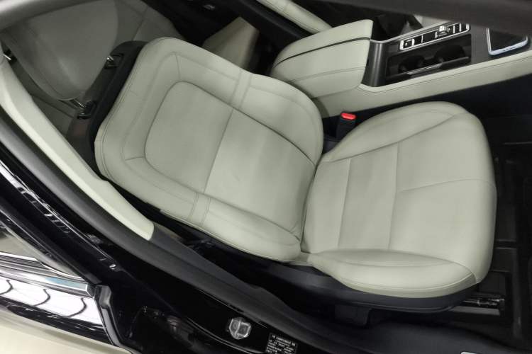 Used Lincoln Corsair 2023 2.0T Two-Wheel-Drive Luxury Edition Right Front Seat