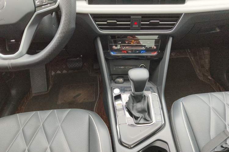 Used Volkswagen Tiguan L 2023 300TSI Automatic Two-Wheel Drive Smart Edition Gear Lever