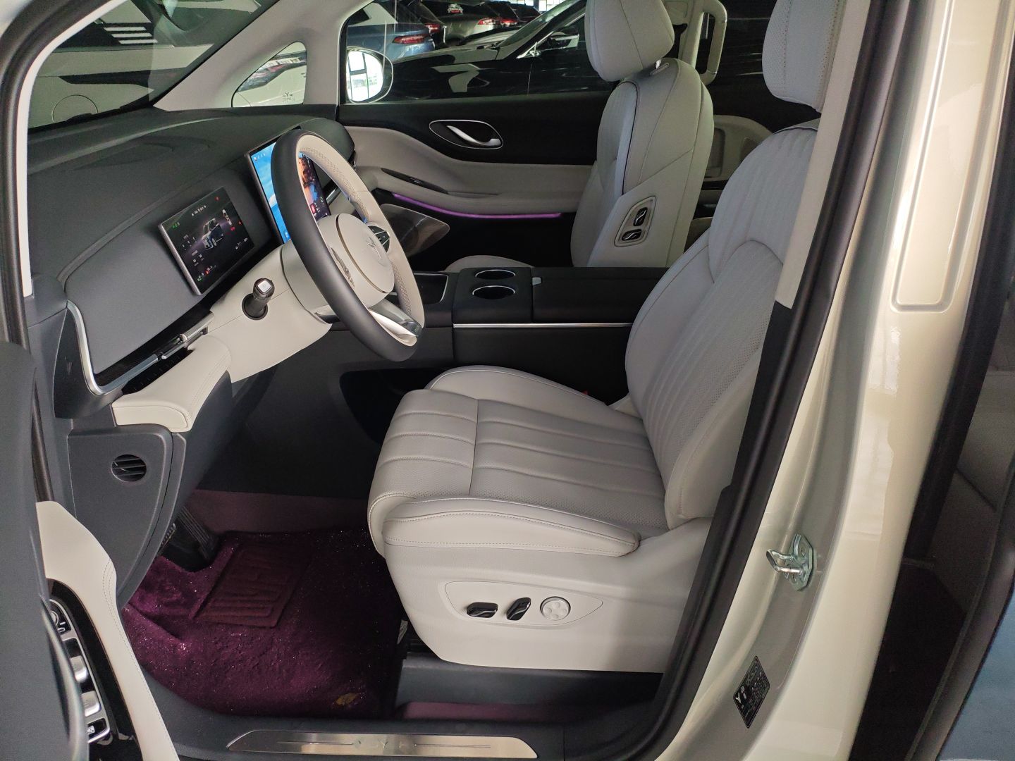 المقاعد الأمامية داخل السيارة