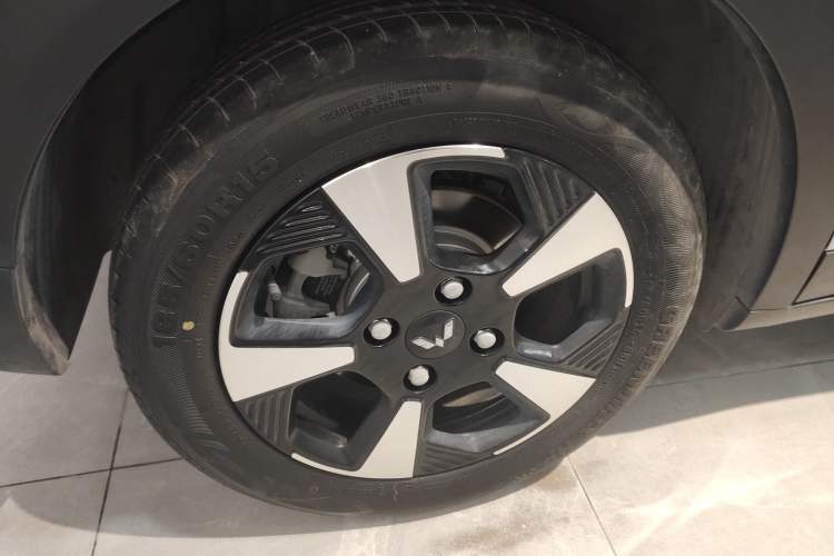 Used Wuling Bingo PLUS 2024 510 km Flagship Edition Four-Seater Version Right Rear Wheel Hub