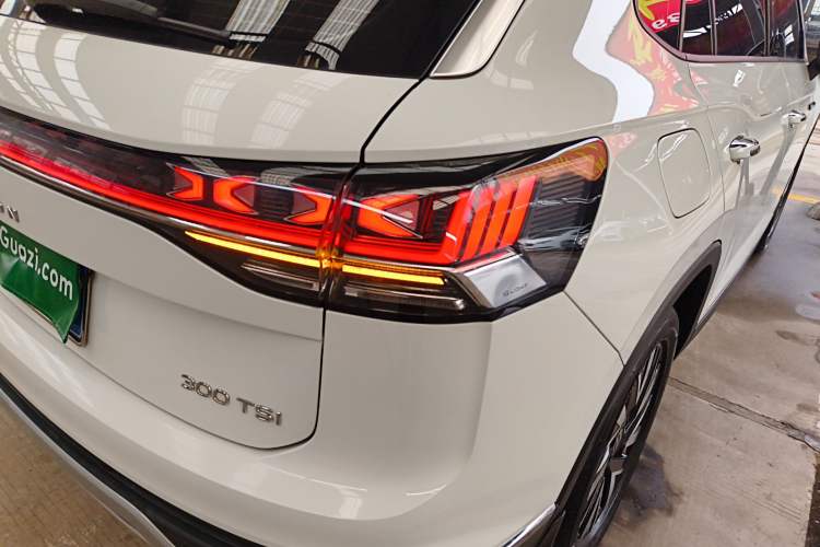 Used Volkswagen Tayron 2024 300TSI Two-Wheel-Drive Luxury Plus Advanced Version Right Rear Taillight