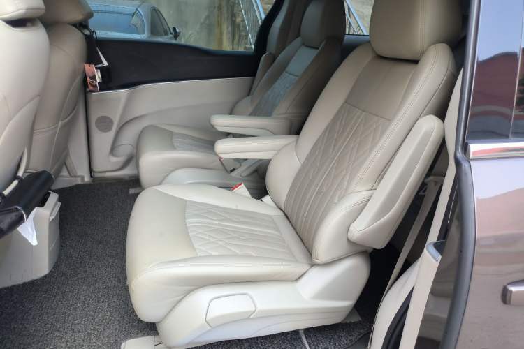 Used Buick GL8 2022 Land Cruiser Executive Class 652T Comfort Model
