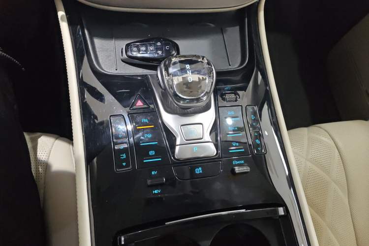 Used Denza D9 2025 DM-i Intelligent Drive 1020 Four-Wheel Drive Prestige Model