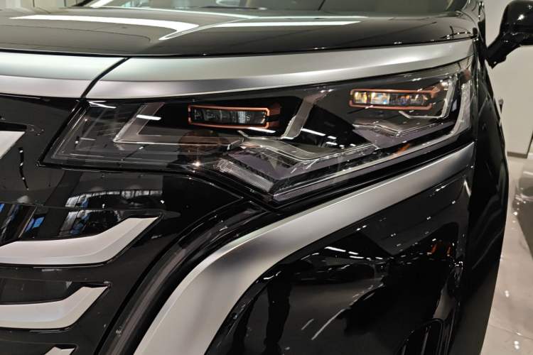 Used Denza D9 2025 DM-i Intelligent Drive 1020 Four-Wheel Drive Flagship Model
