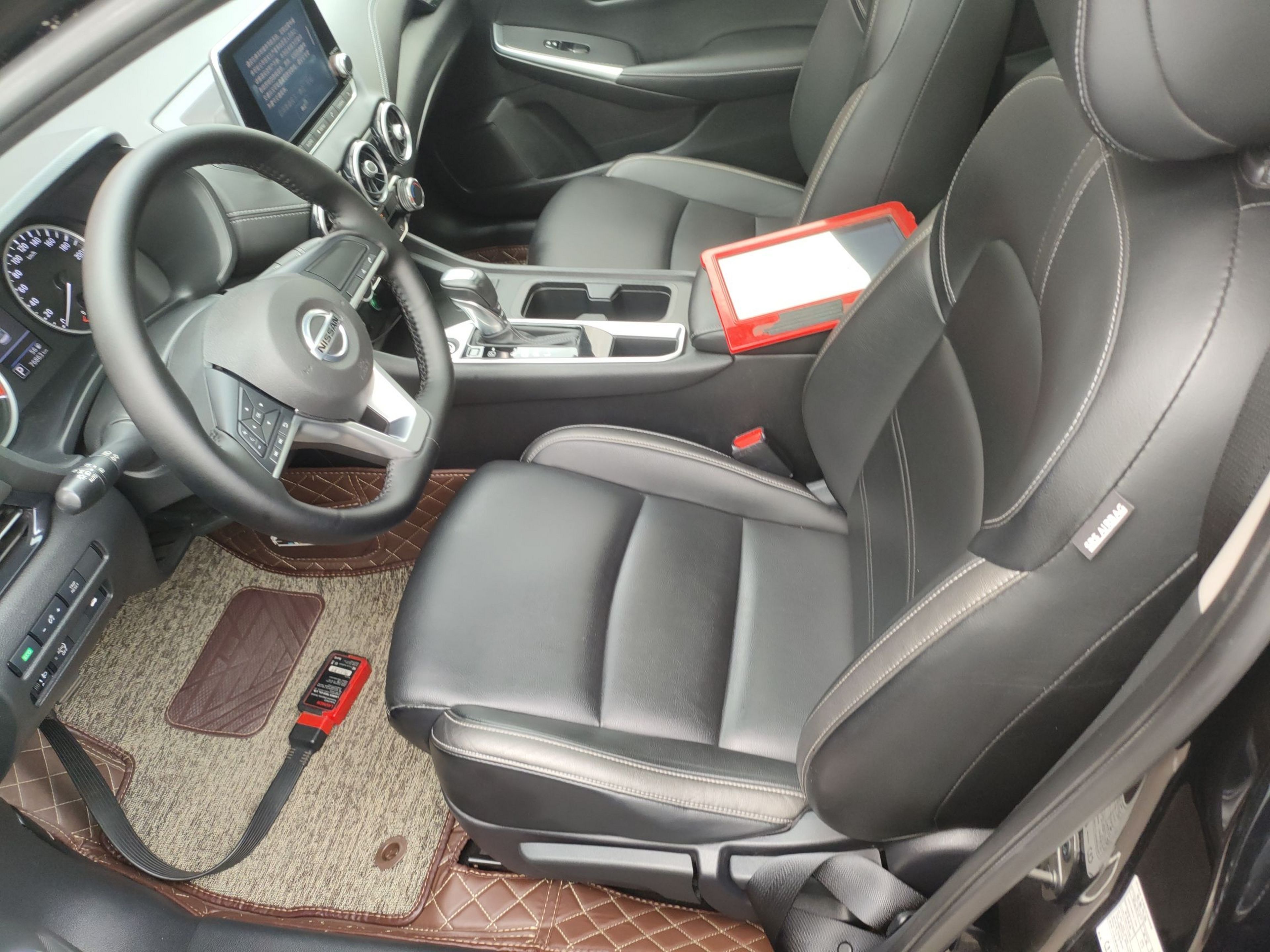 المقاعد الأمامية داخل السيارة