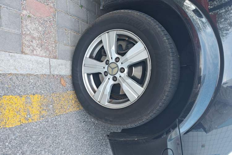 Used Mercedes-Benz Vito  Right Front Wheel Hub