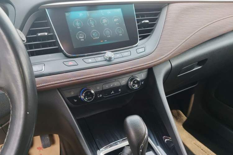 Used Buick GL6 2018 18T 6-Seater Prestige Model Audio And AC Panel