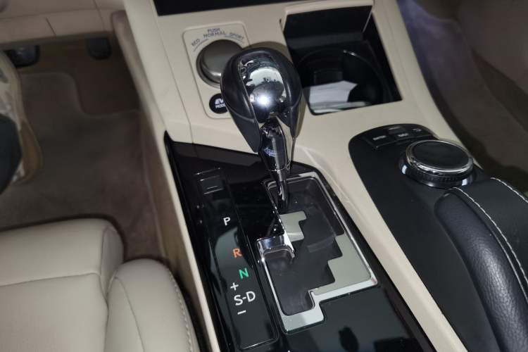 Used Lexus ES 2013 300h Elite Edition
