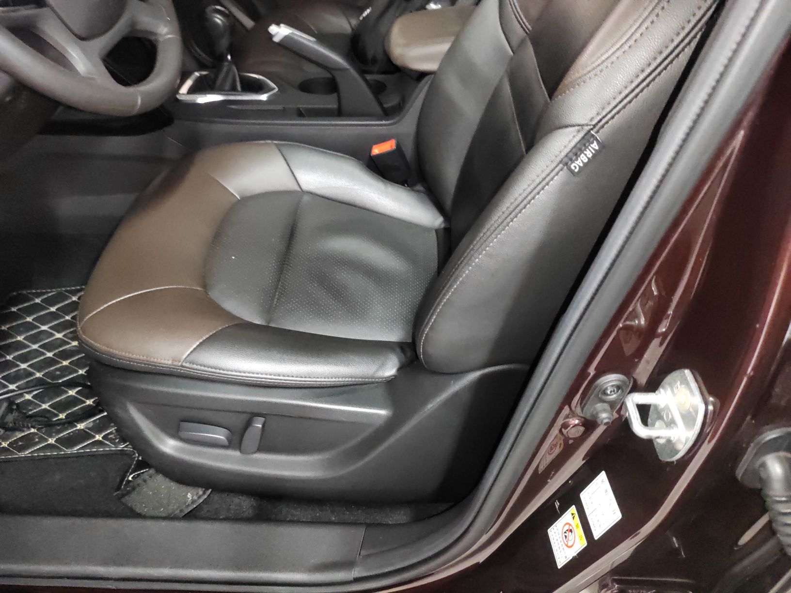 Переднее сиденье в автомобиле