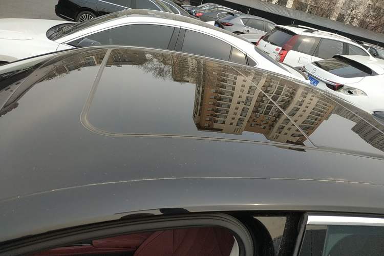 Used Hongqi H5 2025 2.0T Automatic Flag Edition – 500 000 Units Commemorative Version Roof