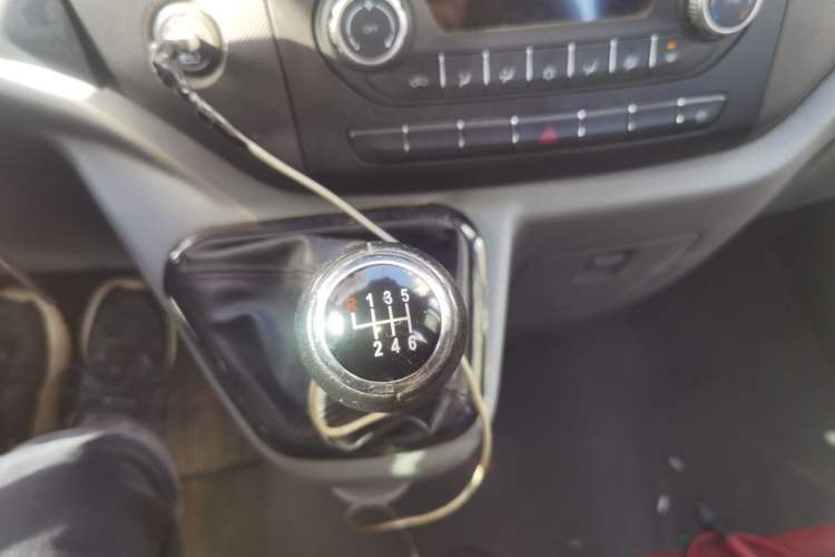 Used Foton Toano 2023 Joy Elephant Multi-Function 2.0T Manual Long-Wheelbase Mid-Roof Model with Single Rear Tire Available in 5/6/7/9-Seater Configurations