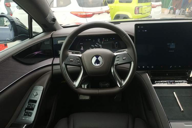 Used Denza Z9 2024 1100 km All-Wheel-Drive Ultra Version
