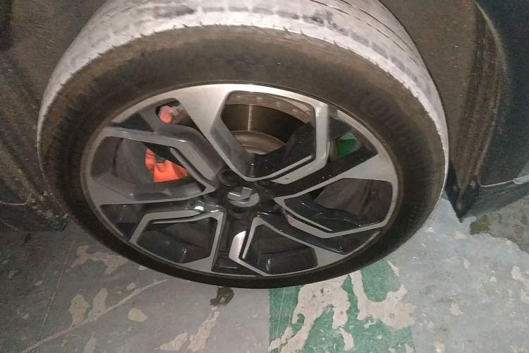 Used Nio ES8 2022 100 kWh Six-Seater Version Right Front Wheel Hub