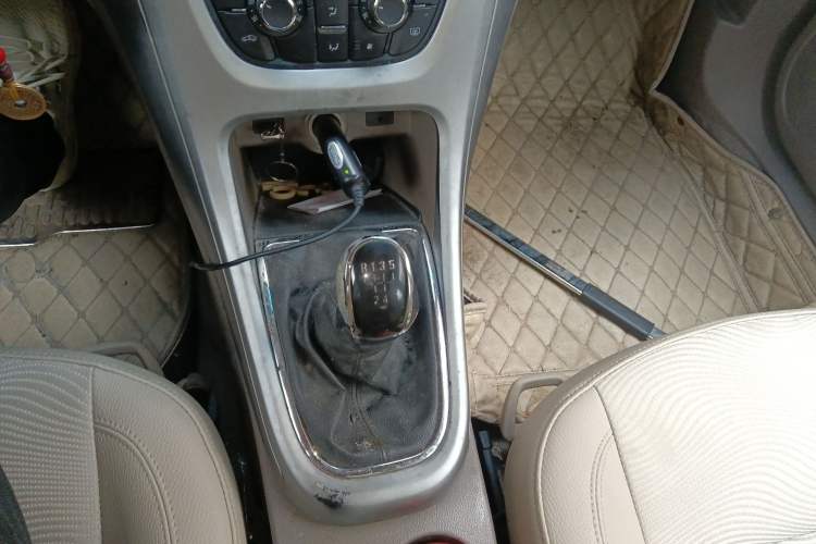 Used Buick GT 2013 GT 1.6L Manual Entry-Level Model Gear Lever