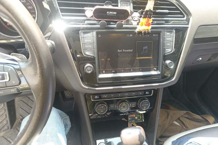 Used Volkswagen Tiguan L 2017 330TSI Automatic Two-Wheel Drive Luxury Edition Audio And AC Panel