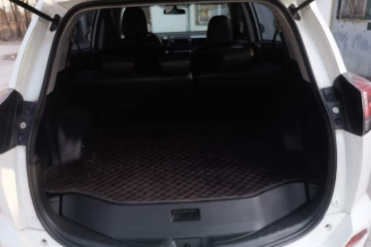 Used Toyota RAV4 2016 2.0L CVT Two-Wheel Drive Fashion Edition China V Standard Trunk