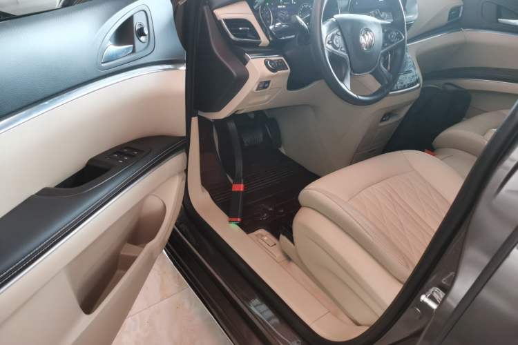 Used Buick GL8 2023 Facelifted Land Cruiser Executive Luxury Version