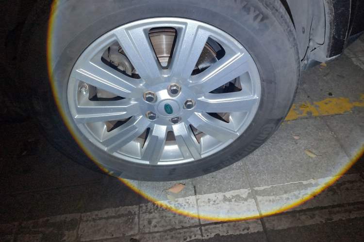 Used Land Rover Discovery 2012 3.0 SDV6 HSE Diesel Version Right Front Wheel Hub