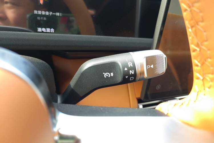 Used iCAR V27 2026 Model 200KM Four-Wheel Drive Falcon 700 Gear Lever