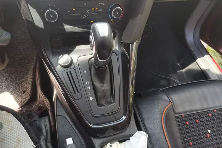Used Ford Focus 2018 Sedan Classic 1.6L Automatic Trendy SmartDrive Edition Gear Lever