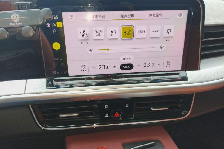 Used Volkswagen Tavendor 2024 380TSI All-Wheel-Drive R-Line Cruise Premium Edition Audio And AC Panel