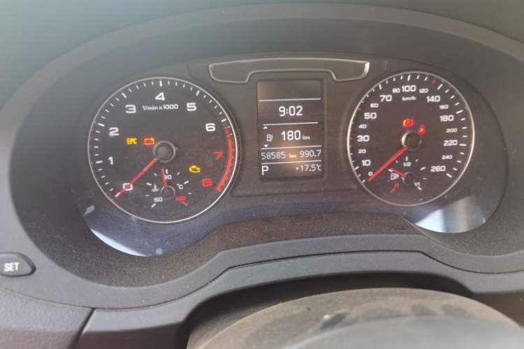 Used Audi Q3 2018 30th Anniversary Edition 35 TFSI Fashion Model Odometer Close Up