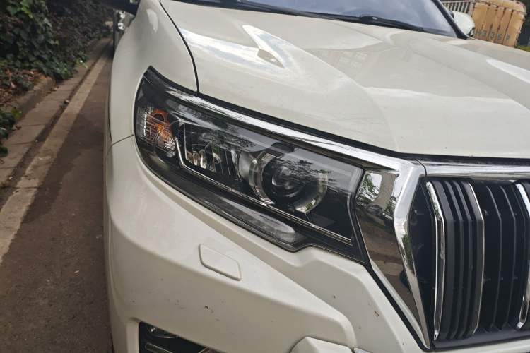 Used Toyota Prado 2018 4.0L VX External Mount Genuine Leather Single Differential Middle East Specification Right Front Headlight