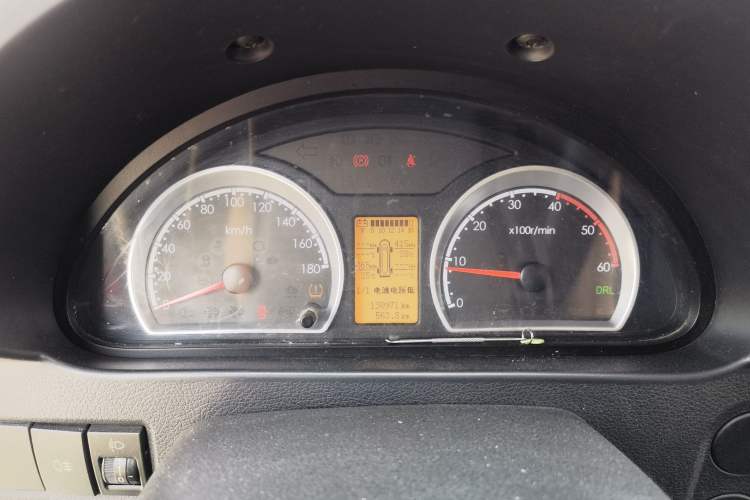 Used Dongfeng Yufeng 2021 2.0T Power King Front-Drive Logistics Vehicle Long Wheelbase Mid-Roof Design 6–9 Seats China VI Emission Standard ZD20
