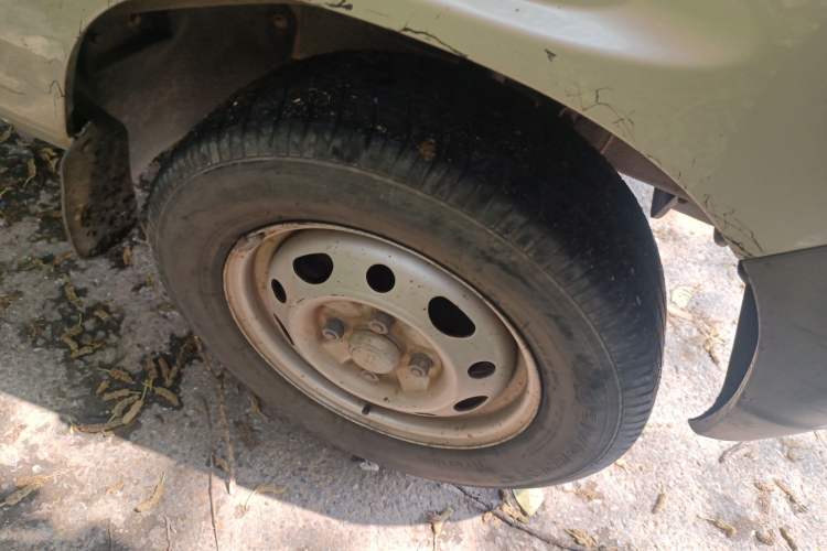 Used Wuling Zhiguang 2010 1.0L Liye Edition Right Front Wheel Hub