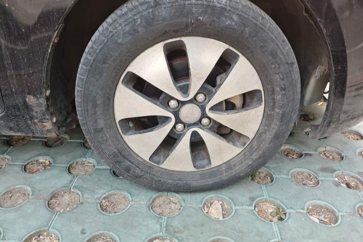 Used Kia K2 2011 Sedan 1.4L Manual Transmission GLS Right Front Wheel Hub