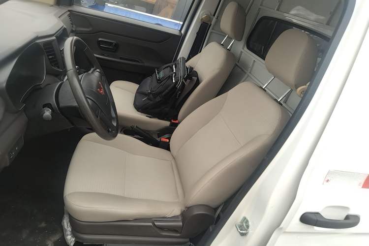 Used Wuling Hongguang V 2022 1.5L Jingqu Edition Enclosed-Window Vehicle with Hydraulic Power Steering LAR