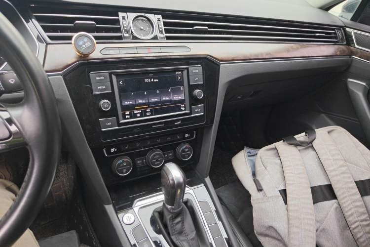 Used Volkswagen Magotan 2018 330TSI DSG Luxury Model Audio And AC Panel